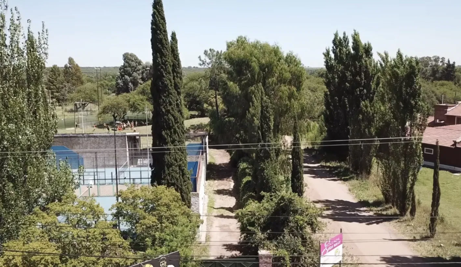 Vista aérea del Complejo Deportivo Mauro Olivi con canchas y pileta, Santa Rosa La Pampa